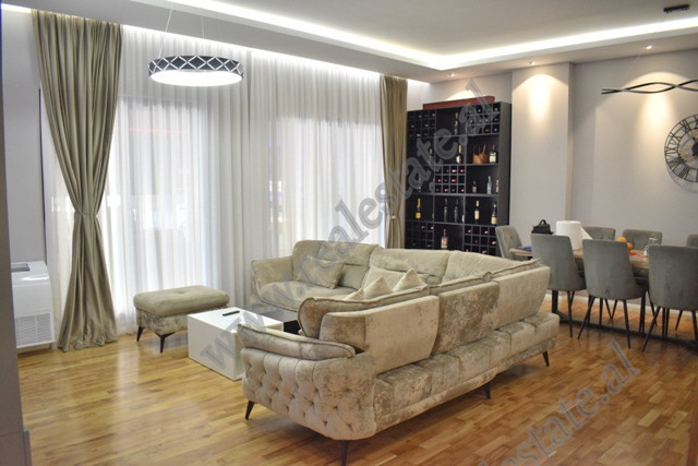 Apartament 3+1 modern ne shitje ne rrugen Sotir Caci ne zonen e Freskut ne Tirane.
Pozicionohet ne 